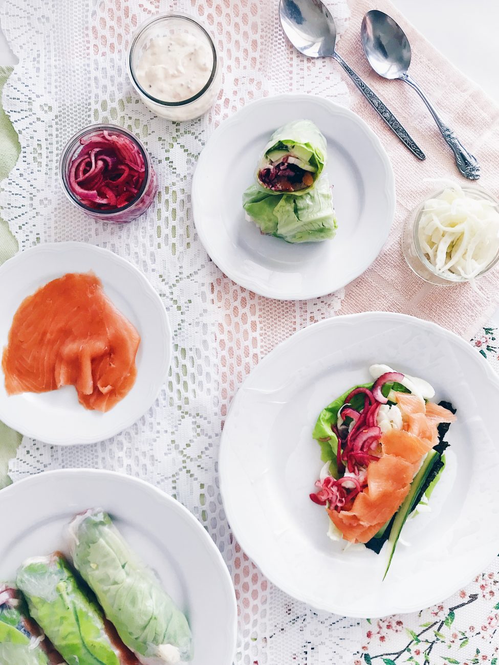 Rouleaux de printemps au saumon fumé, fenouil, concombre, oignons rouges