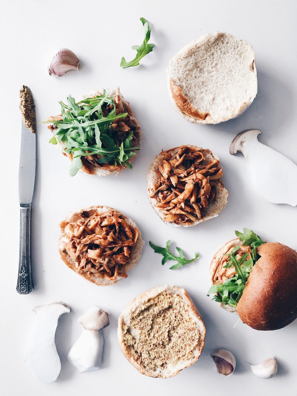Sandwich végane style ''porc éffiloché'' aux champignons et sauce barbecue
