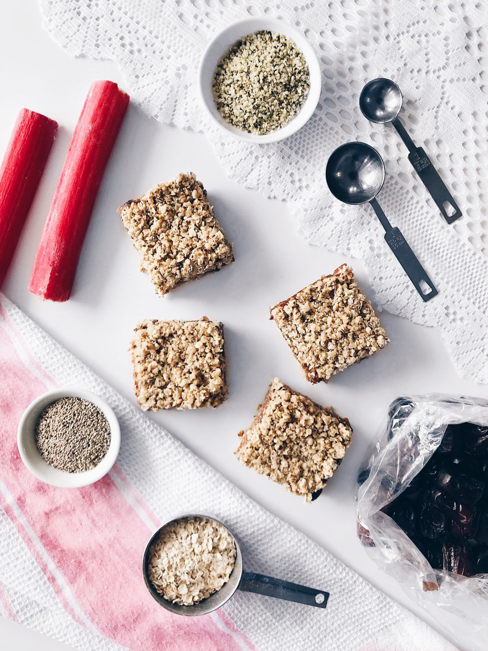 Carrés aux dattes et rhubarbe véganes et sans gluten | Vegan and gluten free rhubarb and dates squares