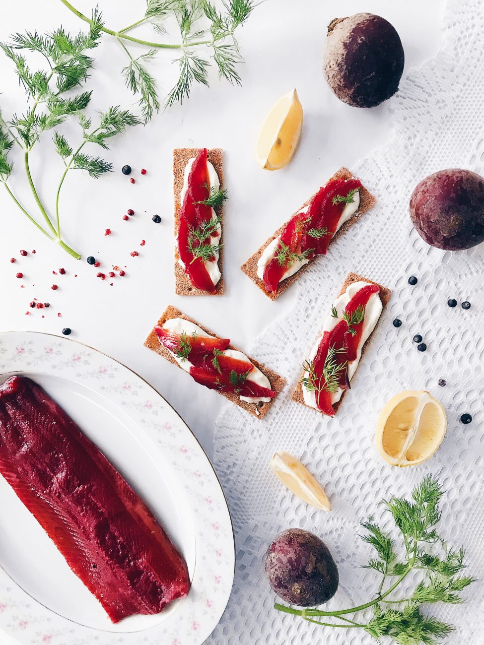 Gravlax à la betterave, érable, cardamome, fenouil et poivre rose | Beet and maple syrup gravlax with pink pepper, cardamom and fennel 