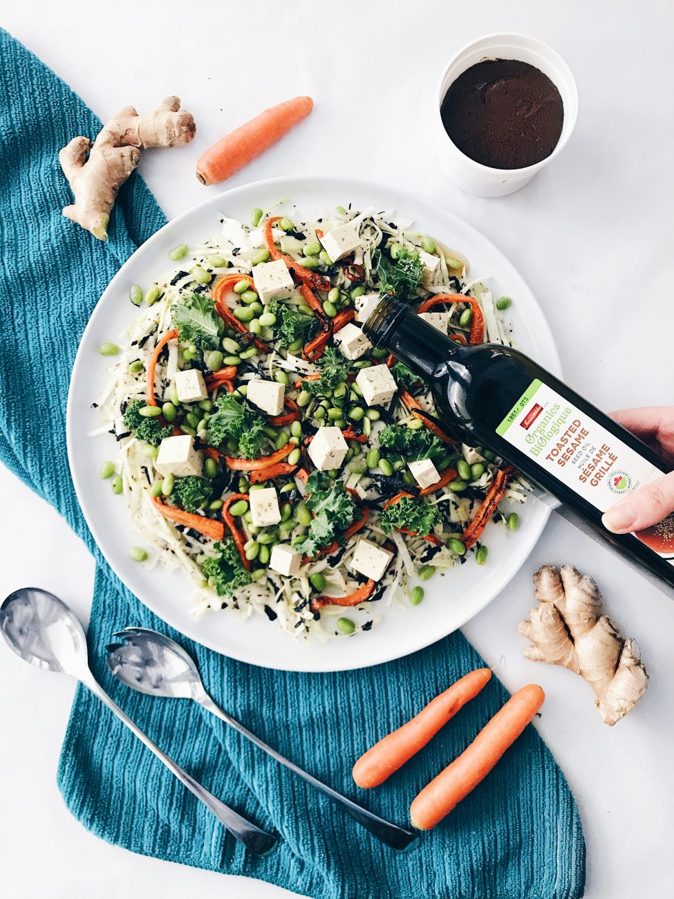 Salade de chou, carotte, edamame, tofu, nori, sésame et miso | Cabbage and carrots salad with edamame, tofu and a miso sesame dressing
