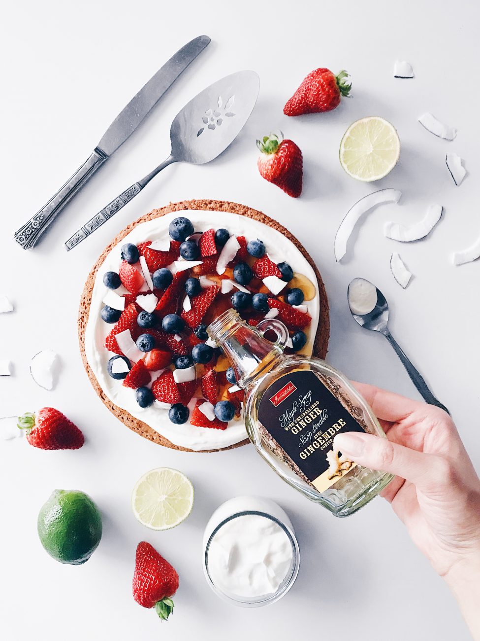 Gâteau des anges à l'érable, gingembre, lime, noix de coco et fruits | Maple syrup shortcake with lime, coconut, ginger and fruits