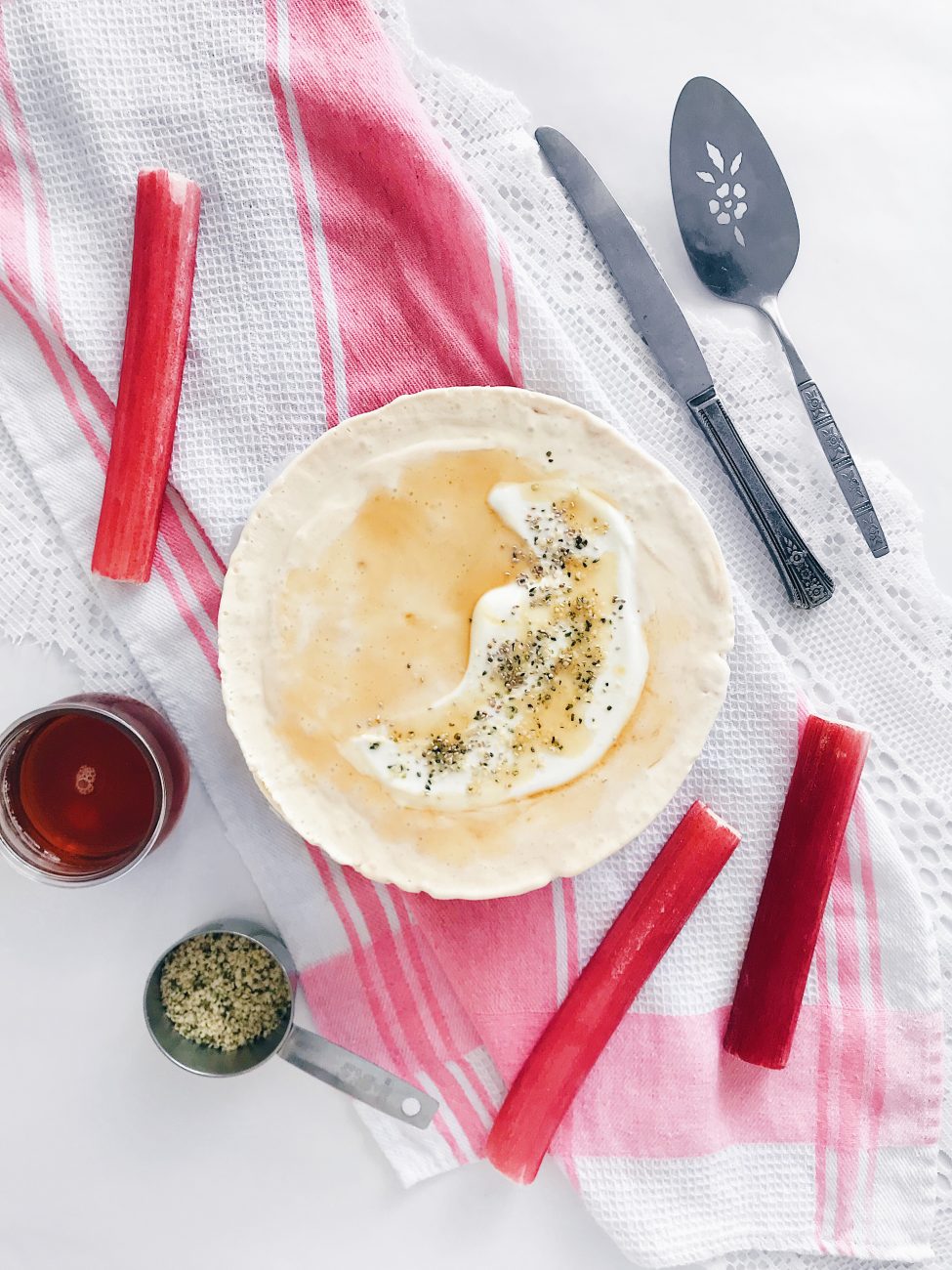 Tarte en croûte de tournesol au fromage et rhubarbe | Sunflower crust cream cheese tart with rhubarb