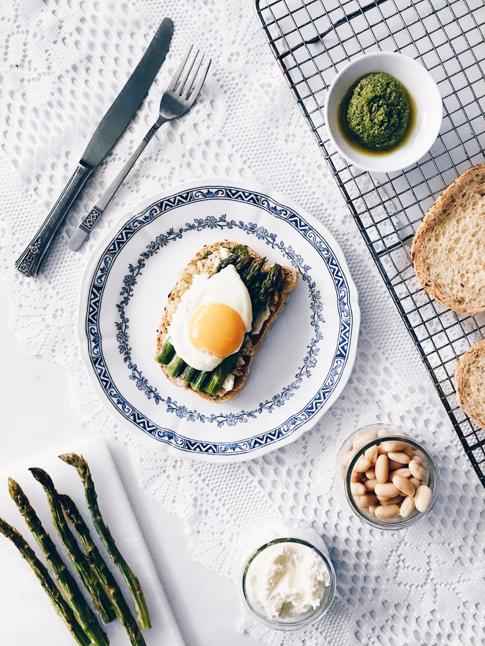 Toast au pesto, asperges, haricots blancs, ricotta et oeuf | Asparagus annd white beans toast with pesto, and egg