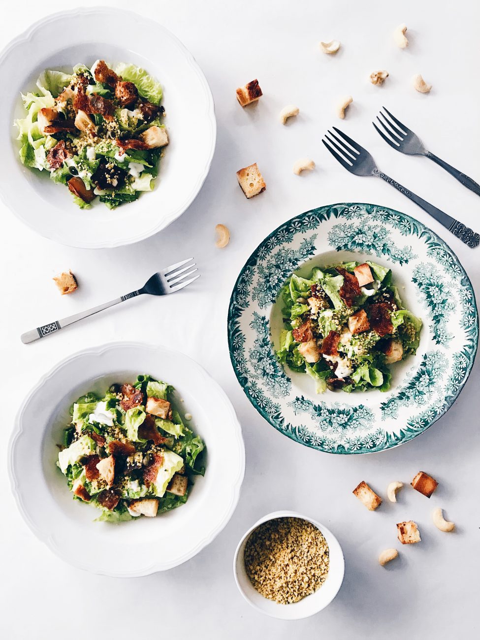 La meilleure salade césar végane au parmesan de noix, bacon végé, croûtons à l'ail et sauce crémeuse | The best vegan ceasar salad