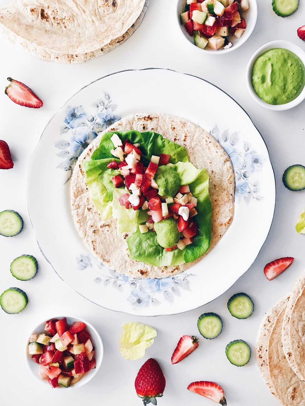 Tacos à la salsa de fraises, concombre et fenouil, et sauce ricotta et coriandre | Tacos with strawberry, cucumber and fennel salsa and ricotta and cilantro sauce
