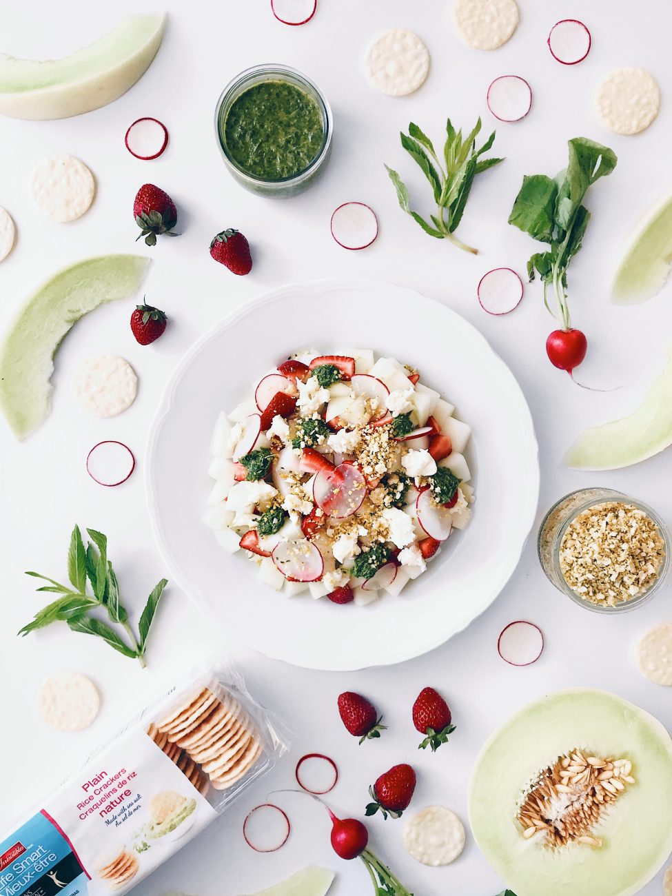 Salade de melon de miel, fraises, radis, mozzarella fraîche, menthe et crumble de craquelins de riz | Melon and strawberry salad with radish, mint, mozzarella and rice crackers crumble
