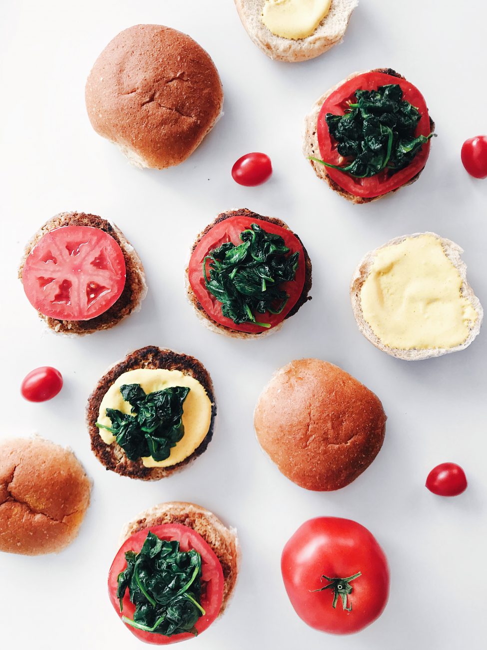 Burger végane au chou-fleur, tournesol et quinoa avec végénaise au cari, épinards et tomates | Vegan cauliflower, sunflower and quinoa burger