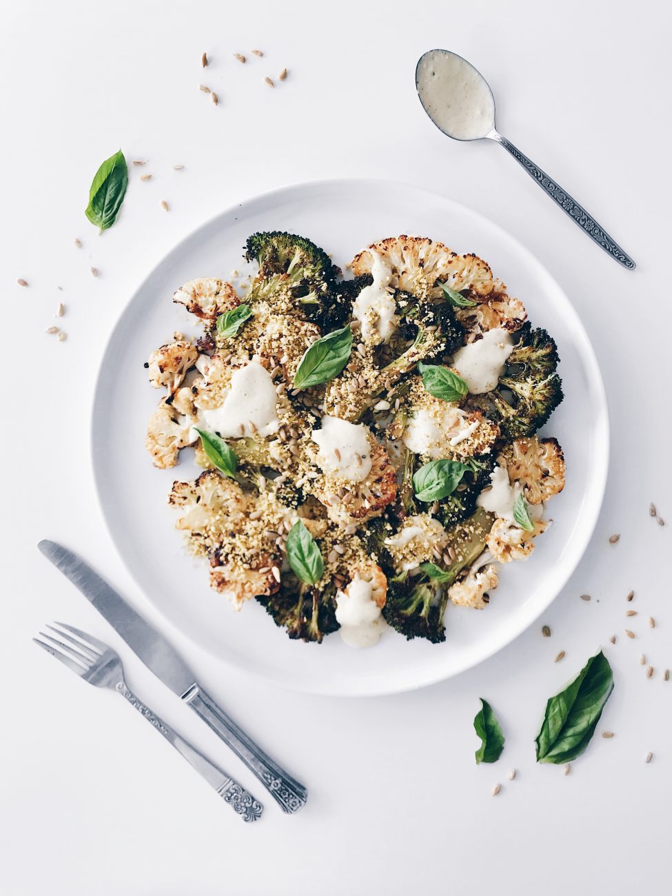 Brocoli et chou-fleur rôtis, parmesan et crème sûre véganes | Roasted cauliflower and broccoli with vegan sour cream and parmesan
