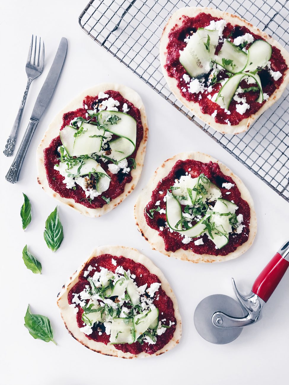 Pizza aux fraises, feta, concombre mariné et basilic | Strawberry and feta pizza with pickled cucumber and basil