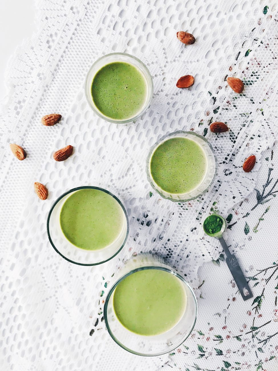 Matcha glacé végane aux amandes, érable, vanille et cardamom | Vegan iced almond matcha