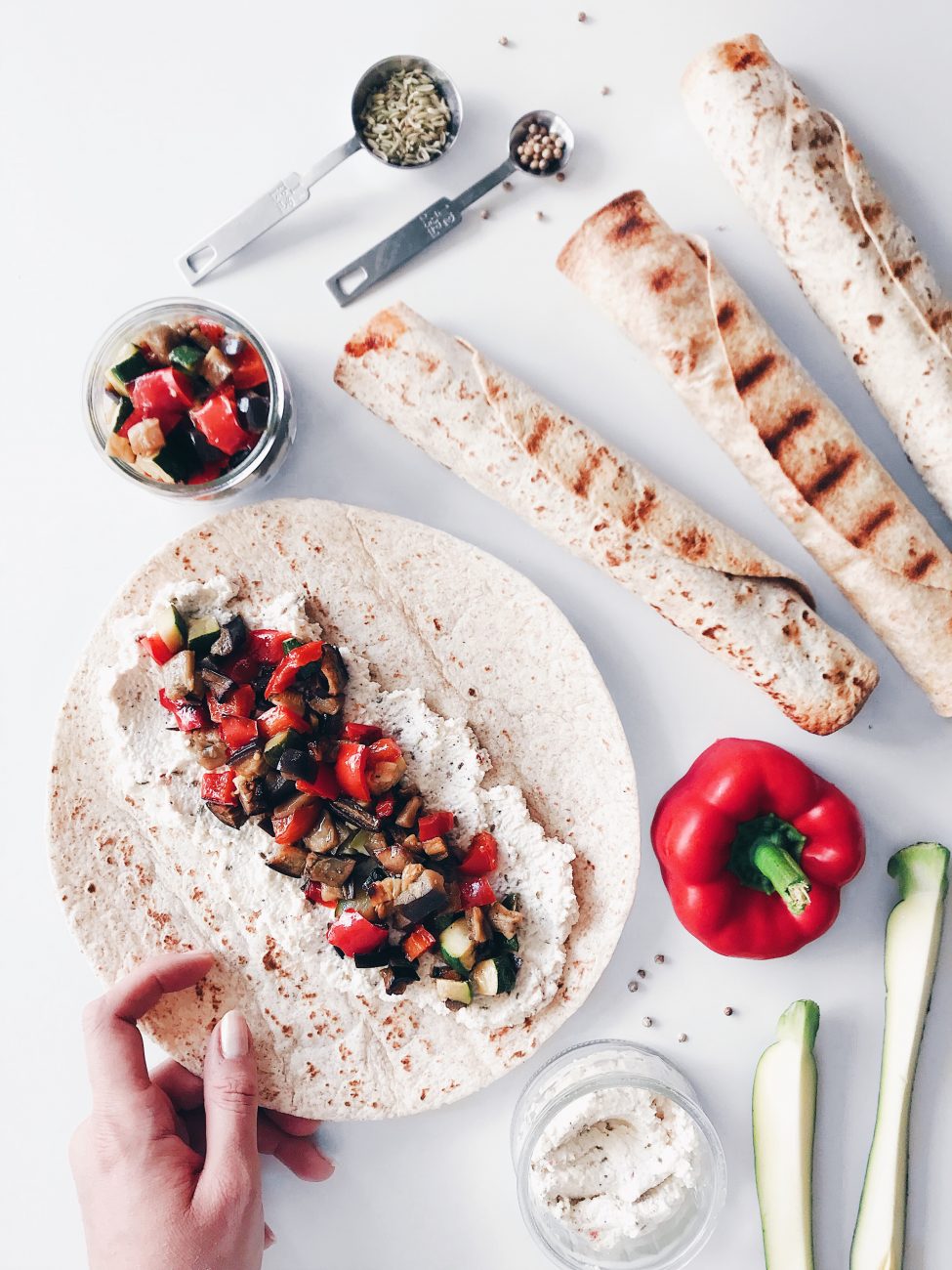 Taquitos aux légumes d'été grillés et ricotta | Grilled summer vegetables and ricotta taquitos