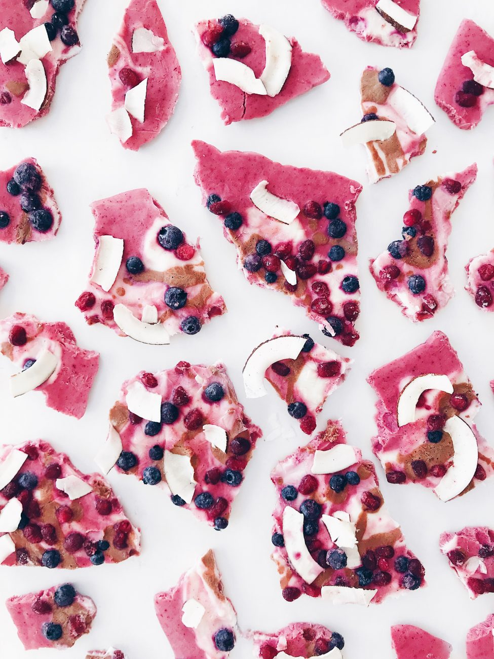 Éclats de yogourt glacé aux petits fruits, érable et noix de coco | Frozen yogurt bark with summer fruits, coconut and maple syrup