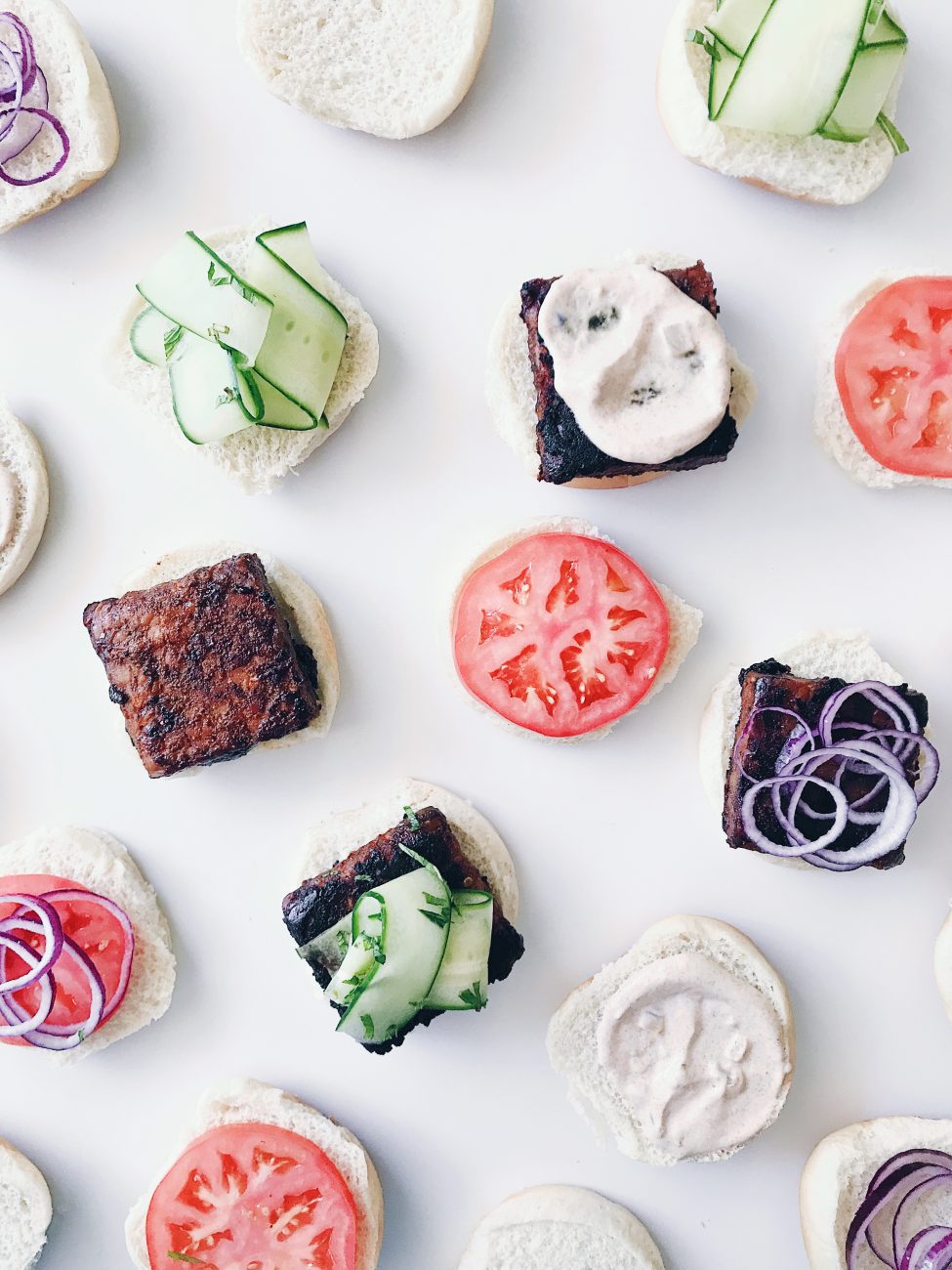 Burger végane au tempeh, végénaise et légumes d'été | Tempeh and summer vegetables vegan burger