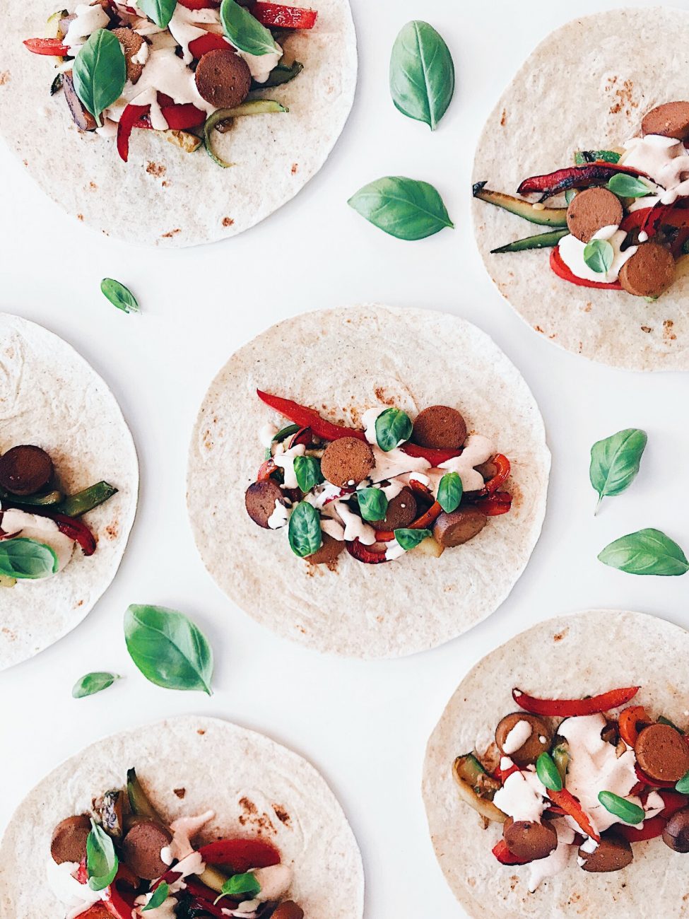 Tacos véganes aux saucisses, légumes grillés et oignons marinés | Vegan sausage tacos with roasted vegetables and pickled onions