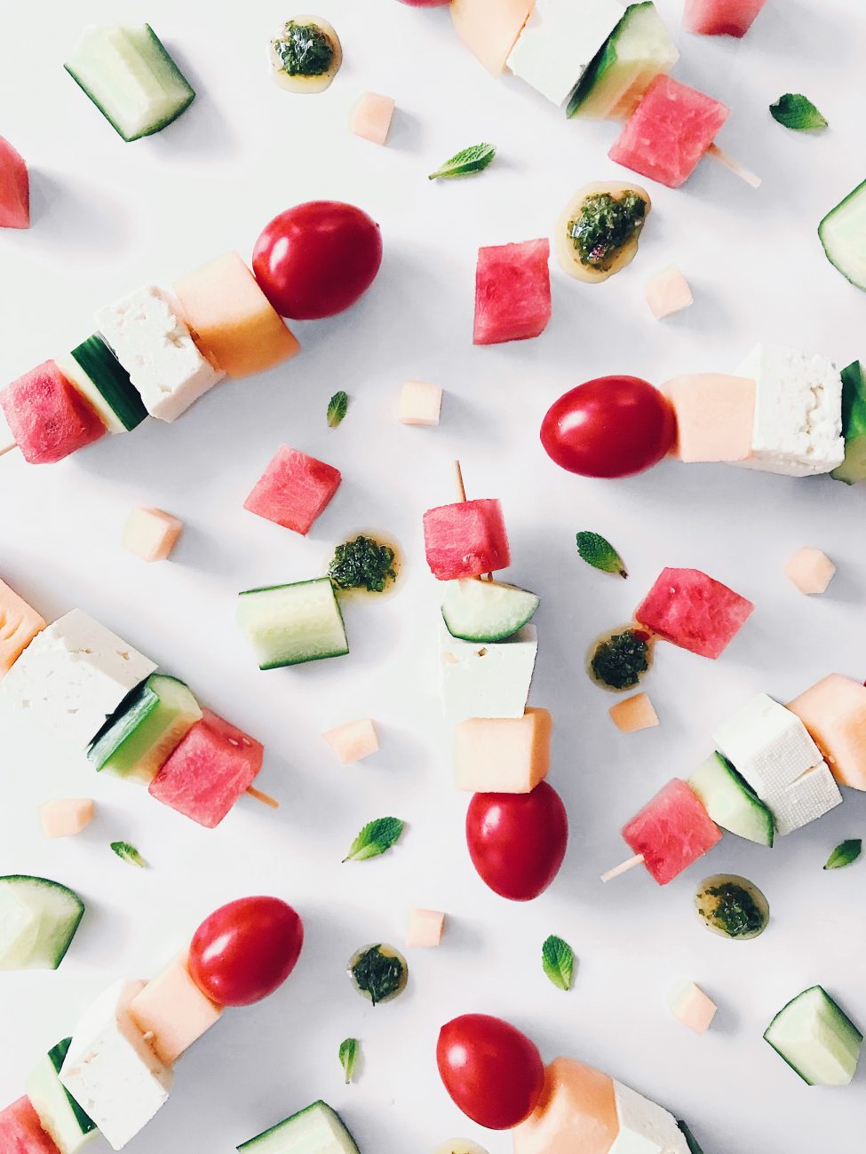 Brochettes de melons, concombre, tomate, feta et sauce à la menthe | Fruits, vegetables and cheese summer skewers