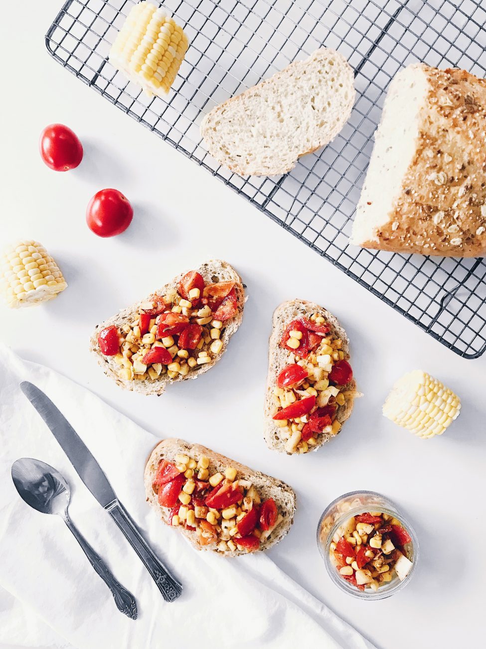 Tartines grillées au maïs, fenouil et tomates | Corn, fennel and tomato tartines