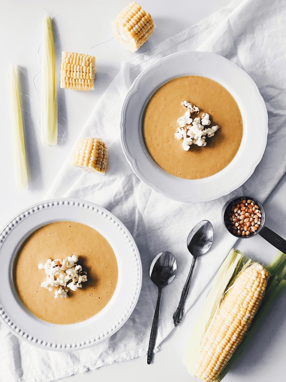 Crème de maïs végane et popcorn | Vegan creamy corn soup with popcorn