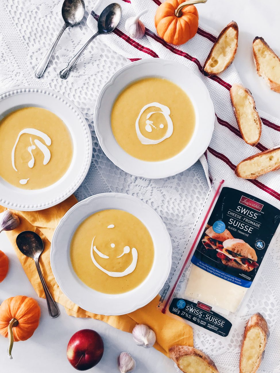 Potage à la courge, pomme et croûtons gratinés | Apple and squash soup with cheese croutons