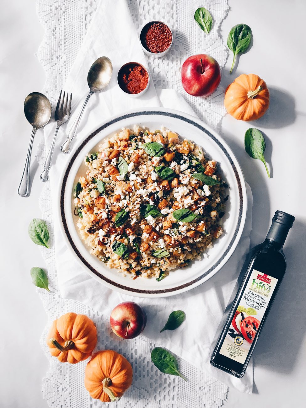 Salade de couscous israélien à la courge rôtie aux épices, pommes, fromage feta et épinards | israeli couscous salad with roasted squash, apple, feta cheese, spinach and balsamic reduction