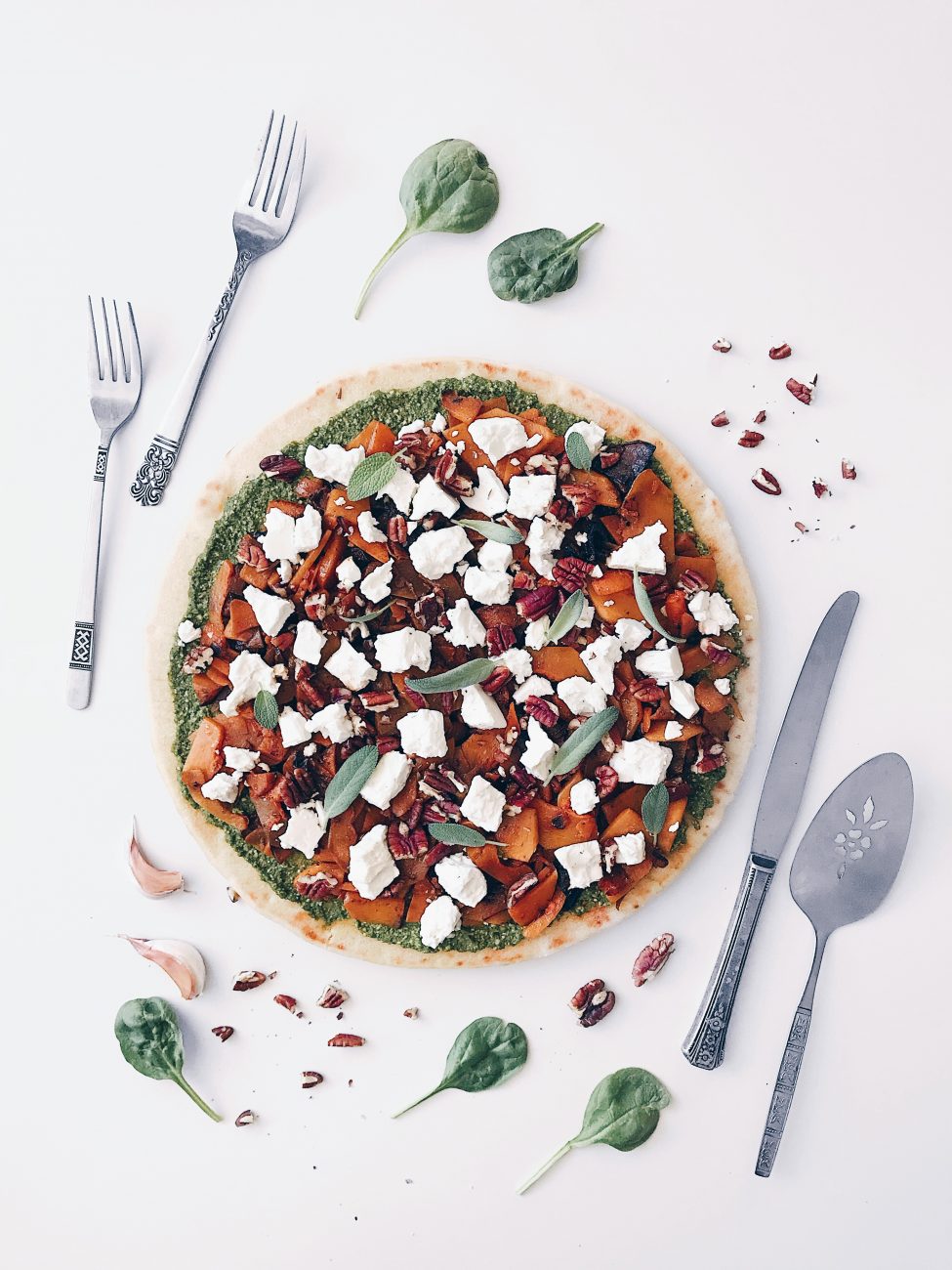 Pizza citrouille, pesto d'épinards, feta, sauge et pacanes | Pumpkin, pesto and feta pizza with sage and pecans