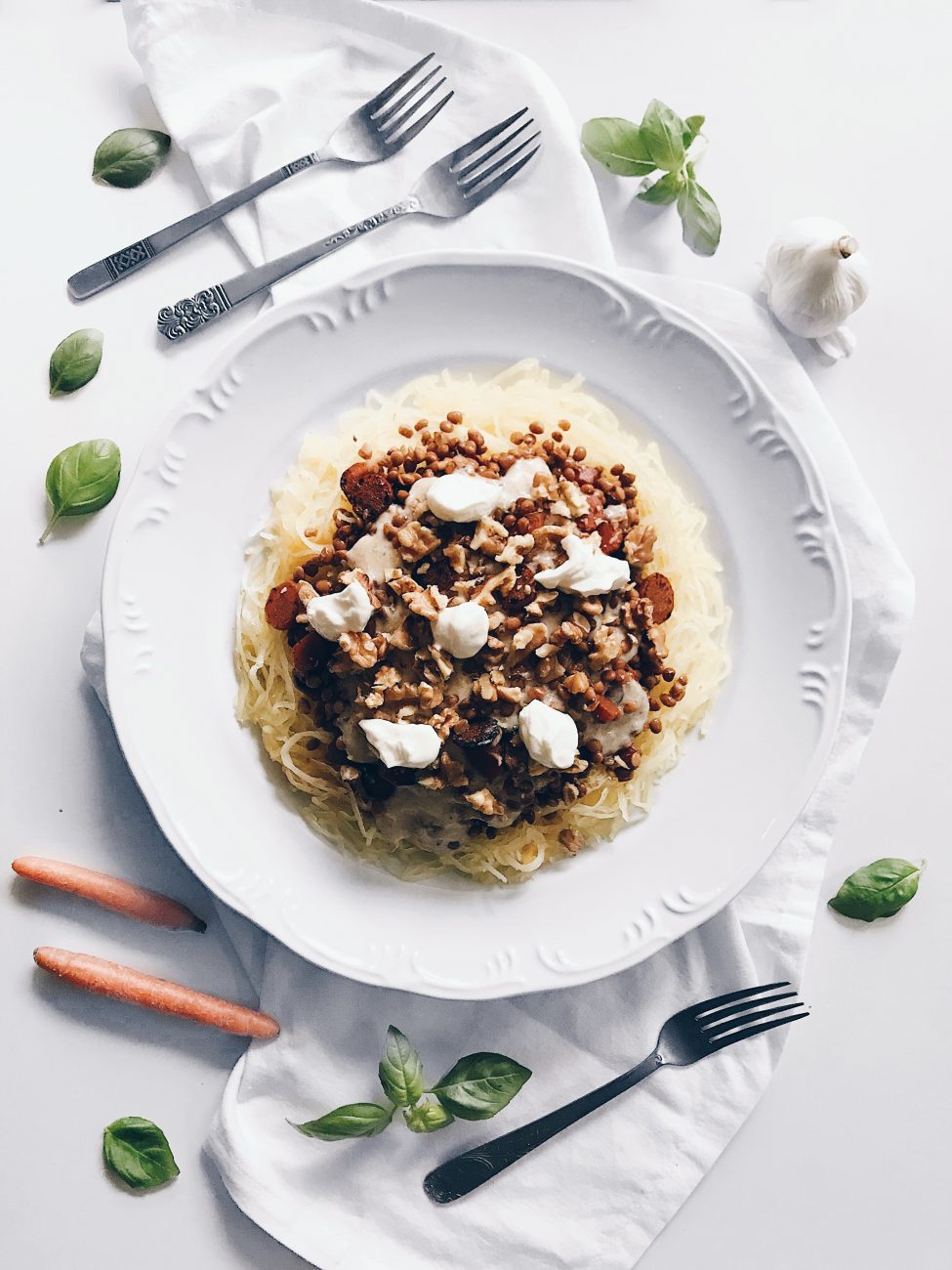 Courge spaghetti, béchamel fromagée, carottes et lentilles | Lentils and carrots spaghetti squash with cheesy bechamel