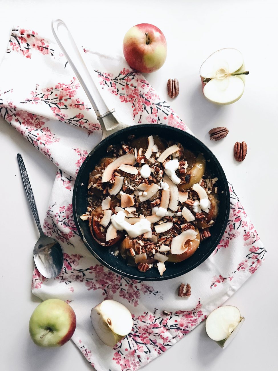 Pommes caramélisées à l'érable, noix de coco et pacanes \ Caramelized apples with coconut, maple syrup and pecans