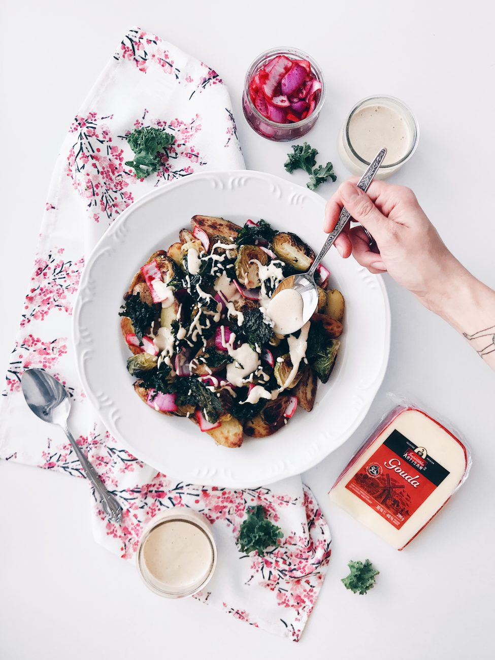 Salade de patates et choux de bruxelles, oignons marinés, sauce au gouda et chips de kale | Grilled potatoes and brussel sprouts salad with pickled red onions, gouda sauce and kale chips