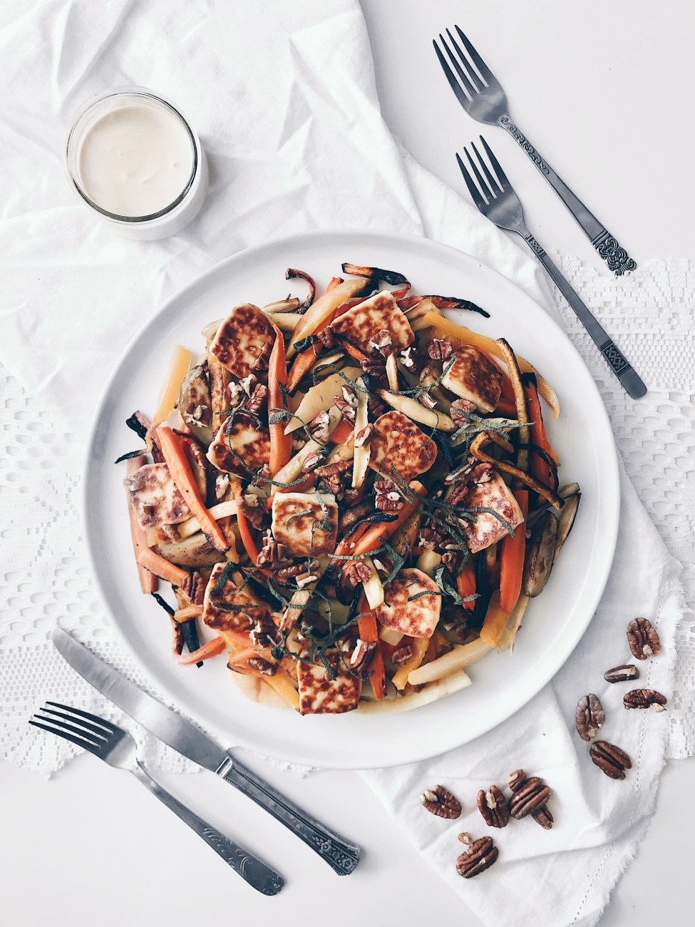 Grande assiette de légumes racines grillés, halloumi, pacanes et sauce à l’érable | roasted vegetables with halloumi cheese, pecan nuts and maple sauce