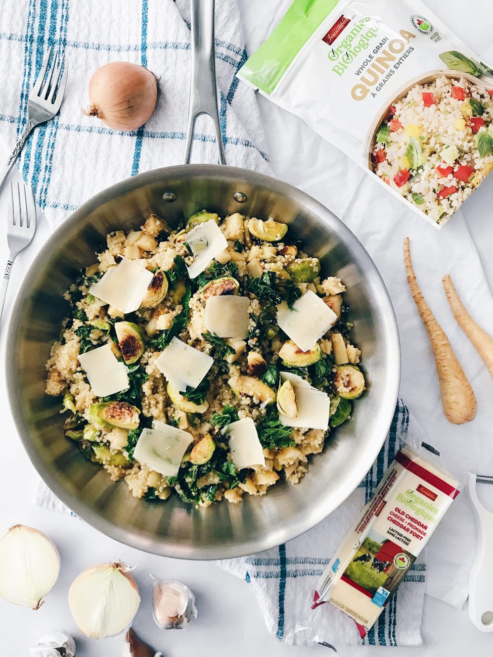 Quinoa façon risotto aux panais, choux grillés et cheddar fort | Quinoa with brussels sprouts, crispy kale and cheddar