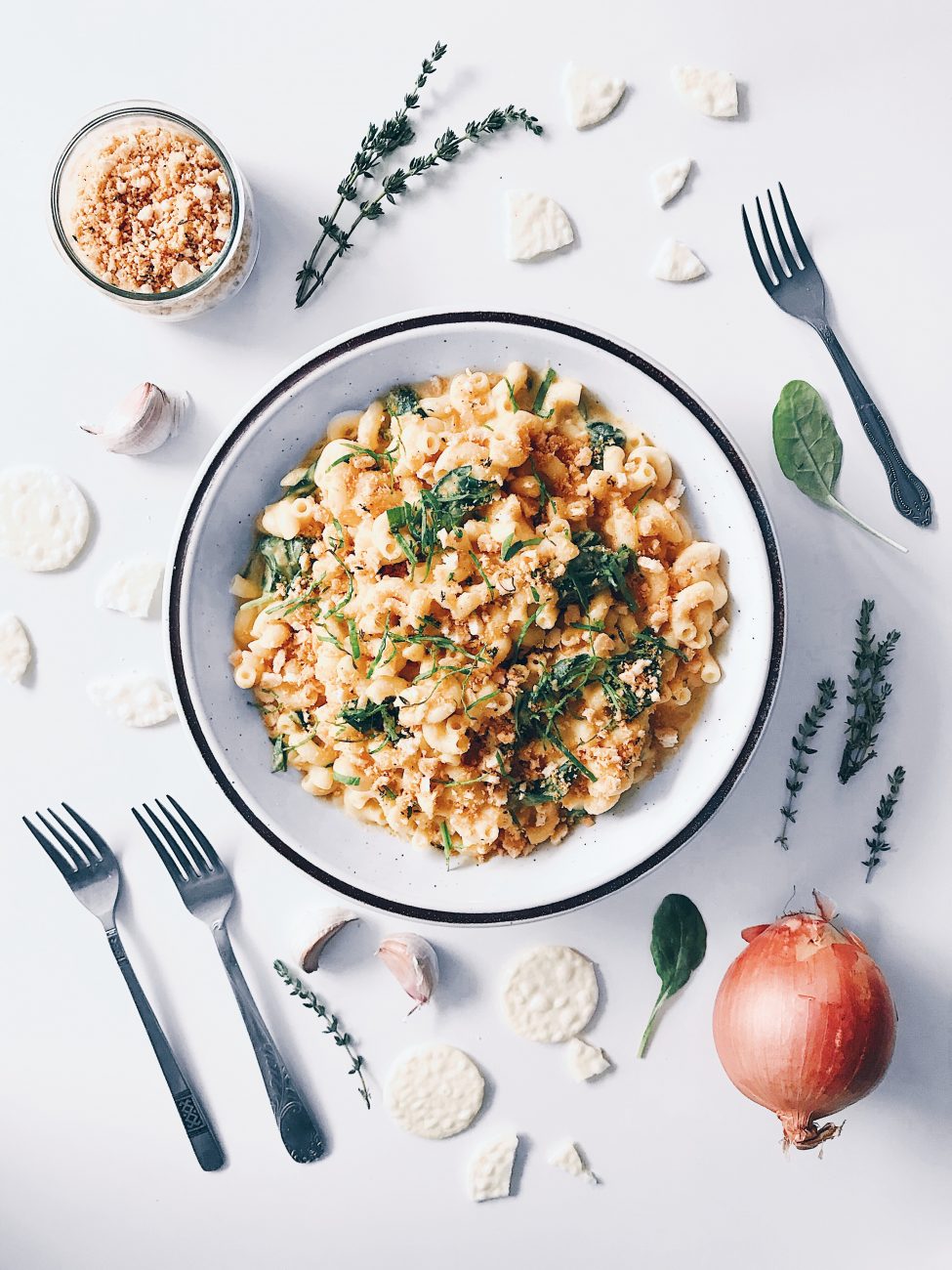 Mac and cheese au gouda fumé, citrouille, épinards et crumble au thym et paprika | Pumpkin and smoked gouda mac and cheese with spinach and a thyme crumble