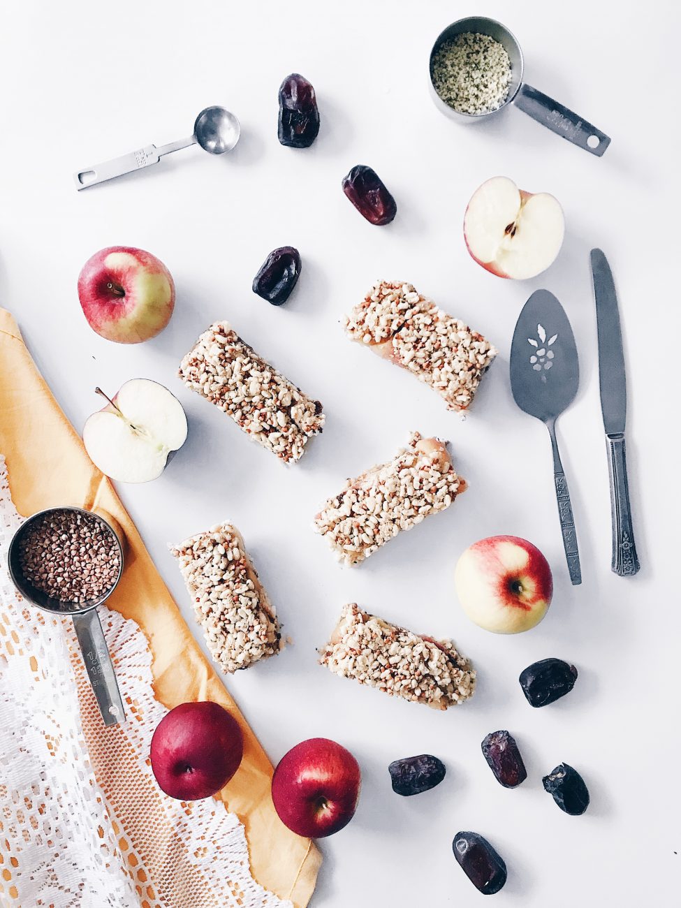 Barres véganes croustillantes sans cuisson aux pommes, dattes et érable | No bake crispy vegan bar with apple and dates