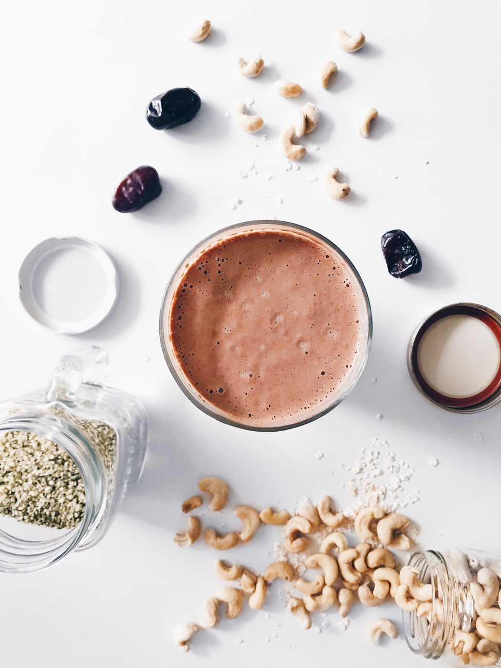 Smoothie nutritif au chocolat, dattes et noix de cajou | Dates, chocolate and cashew smoothie