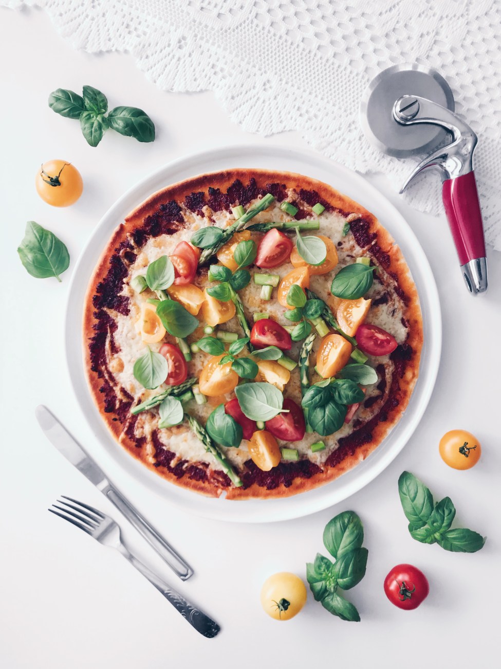 Pizza aux asperges, tomates séchées et cheddar | Asparagus, dried tomatoes and cheddar pizza 