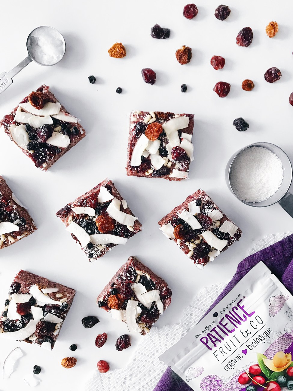 Carrés aux fruits séchées, noix de coco et riz soufflé croustillant | Dried fruits, coconut and crispy rice squares