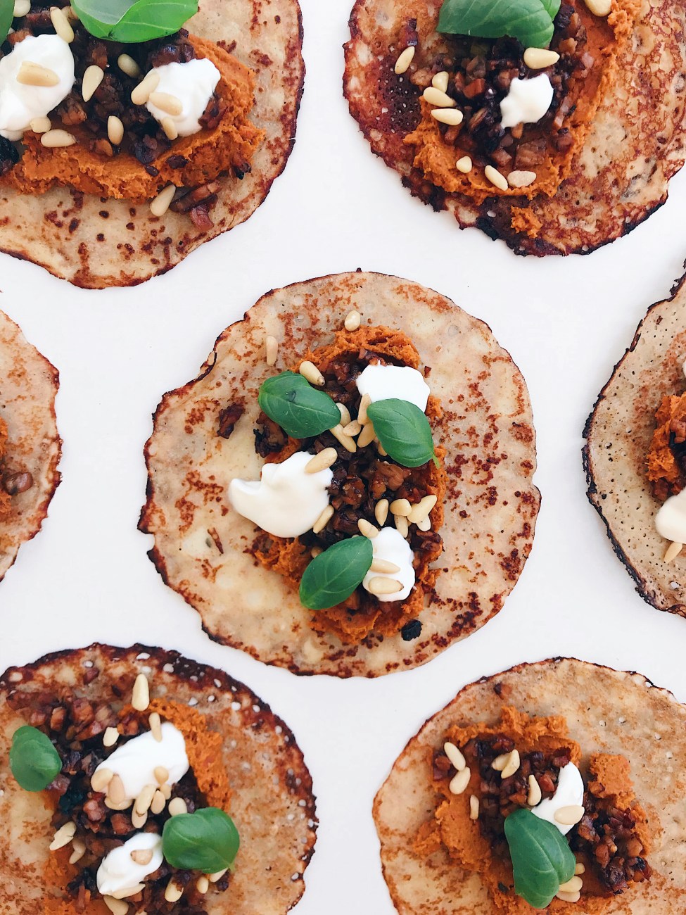 Crêpes salées, purée de légumes racines, tempeh grillé et fromage | winter vegetables and tempeh salted crepes with cheese