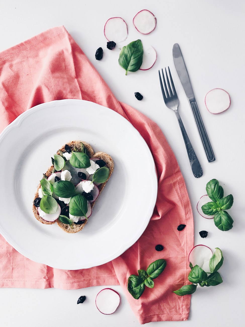 Tartine aux asperges, fromage de chèvre, radis et basilic | Asparagus and goat cheese tartines