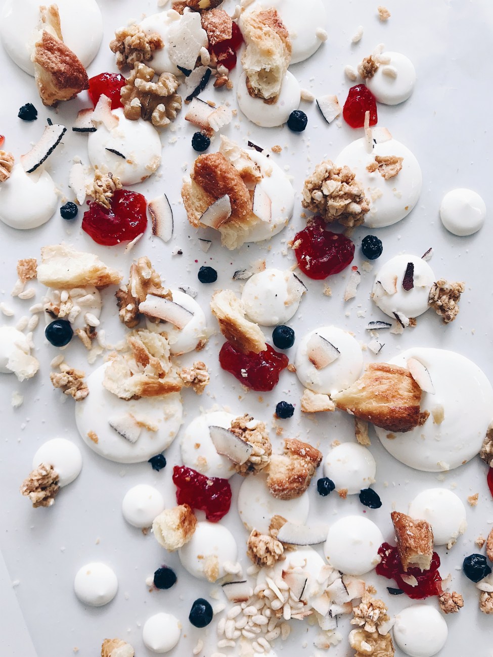 Gâteau au fromage déconstruit avec confiture, biscuits et noix de coco