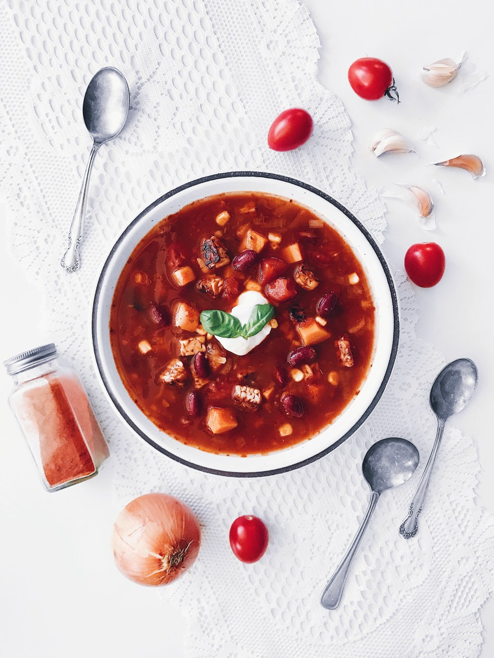 Soupe repas aux tomates, tempeh, courge, maïs et haricots | Tomato, squash, tempeh and corn coup with beans