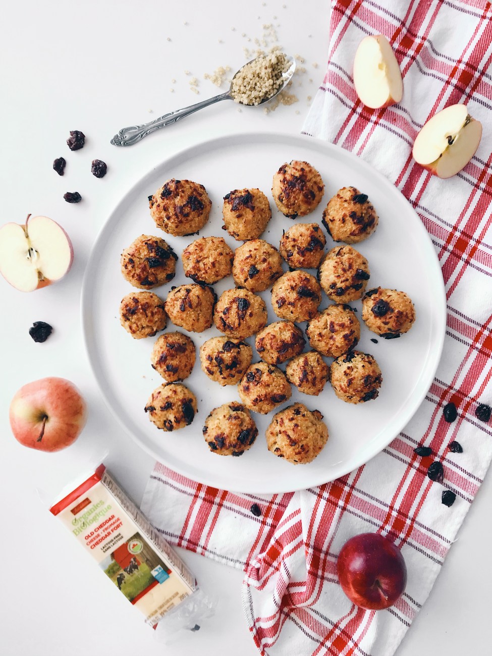 Bouchées au quinoa, fromage, pommes et canneberges séchées | Quinoa, cheddar and apple bites