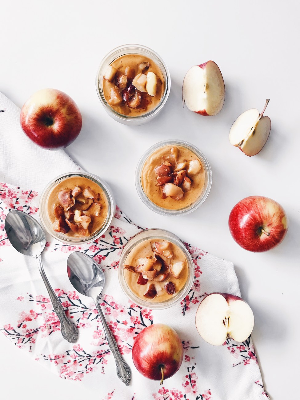 Petits pots crémeux aux pommes | Vegan apple and maple syrup pudding