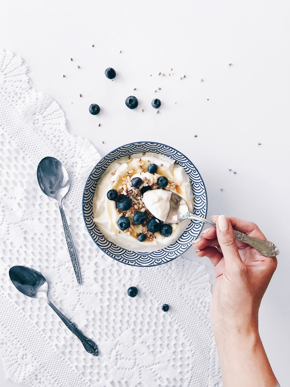 Bol de yogourt à l'érable, bleuets et croustillant express sans gluten santé | Healthy and gluten free yogurt bowl with blueberries, maple syrup and express crumble