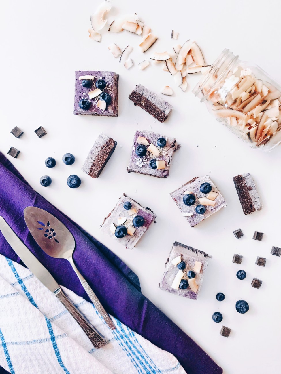 Carrés glacés véganes aux bleuets, chocolat et noix de coco | Vegan no bake blueberry squares with chocolate and coconut