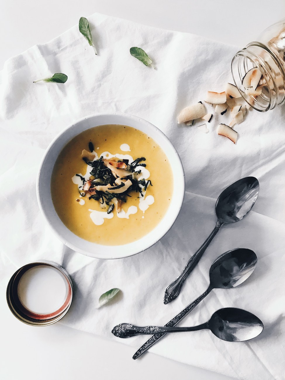 Potage à la courge, noix de coco, sauge et muscade | Butternut squash and coconut soup with sage and muscad