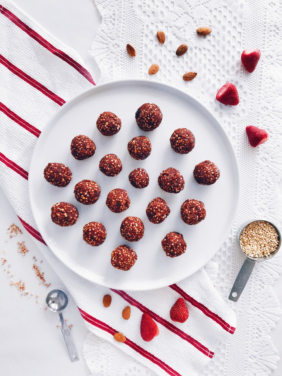 Boules d'énergie aux fraises, dattes, amandes, érable et quinoa soufflé | Strawberries and dates energie balls with almond and puffed quinoa
