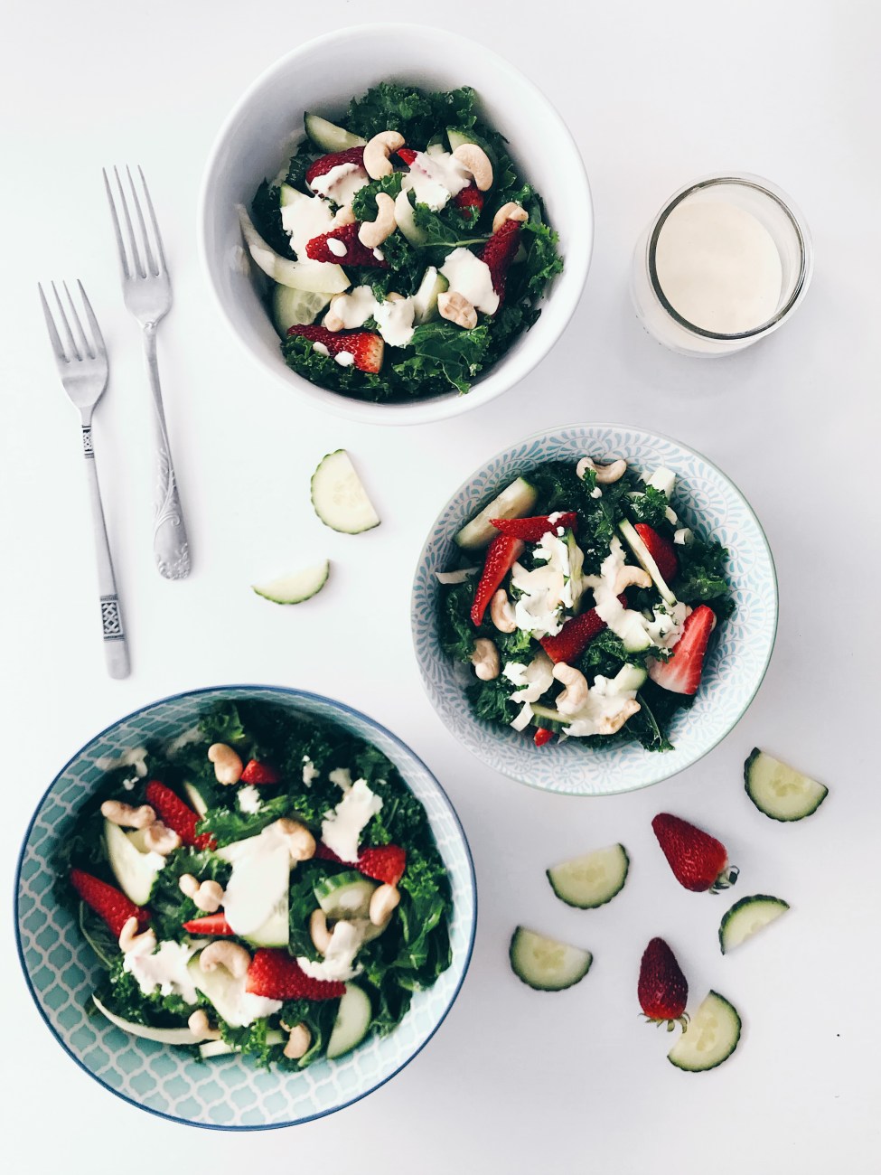 Salade de fenouil, kale, fraises et noix de cajou | Fennel, kale, strawberries and cucumber salad