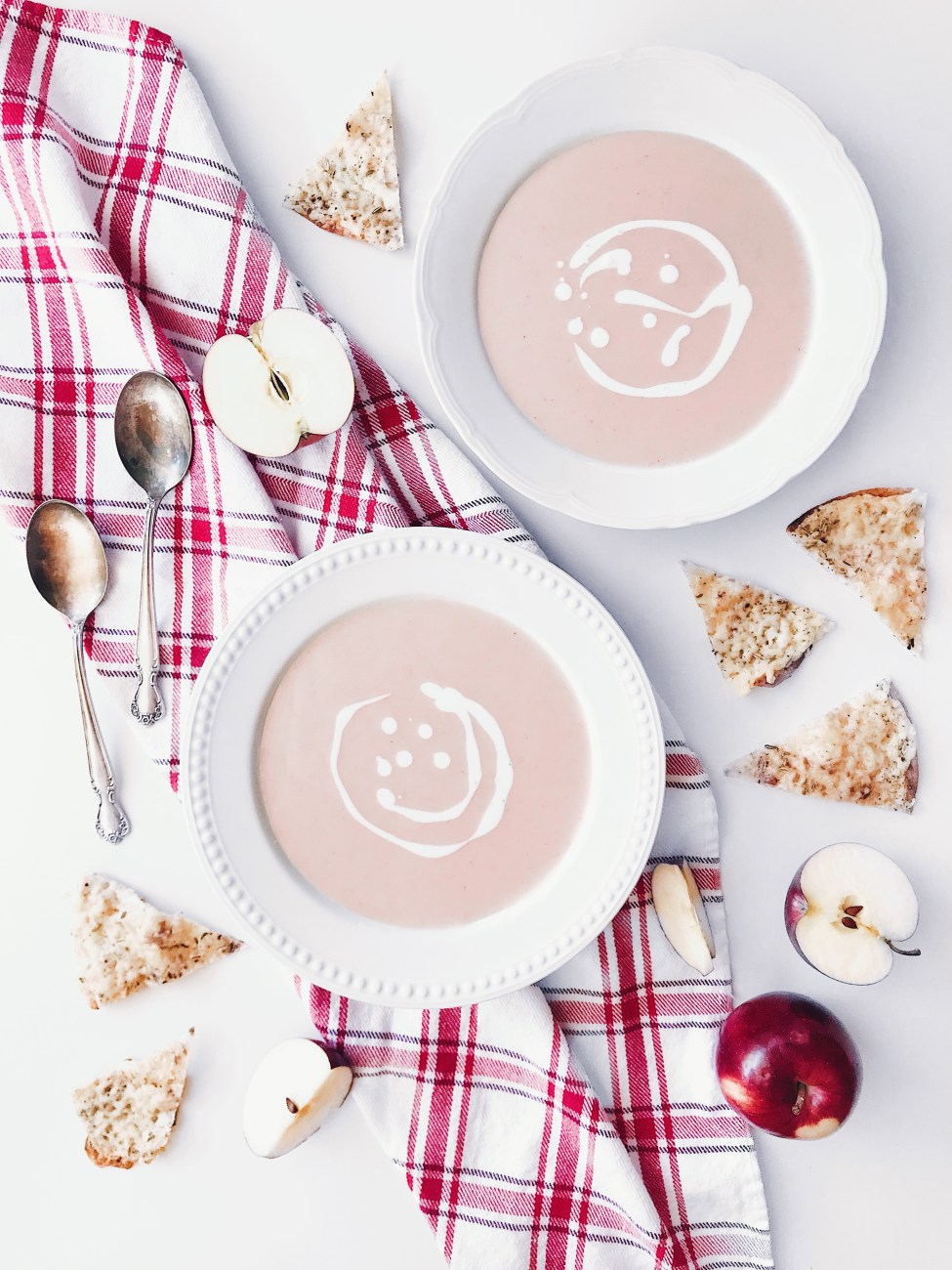 Potage aux pommes et oignons avec tortillas gratinés au fromage